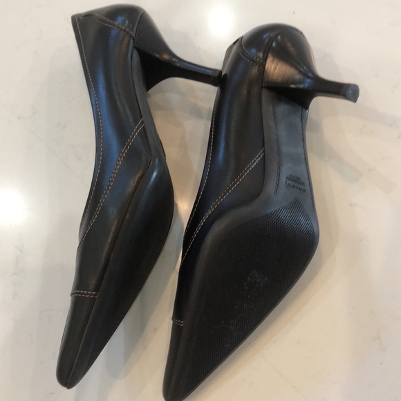 Navy and brown Coach pointy toe heel both pair women's size 81/2 but run 9 - Picture 13 of 16